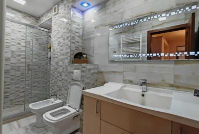 Apartament cu 3 camere semidecomandat în Tractorul - 4