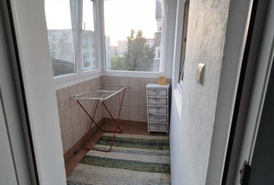 Apartament cu 3 camere semidecomandat în Crângași