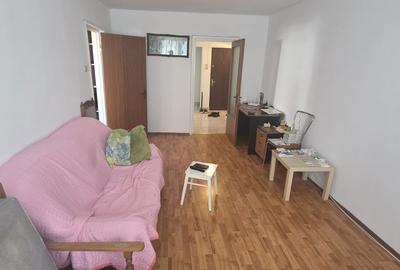 Apartament cu 3 camere semidecomandat în Apărătorii Patriei