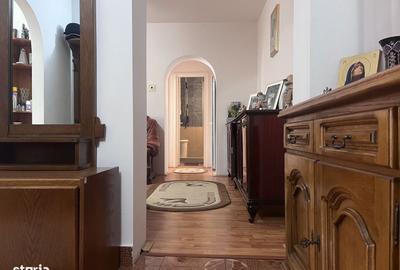 Apartament cu 3 camere semidecomandat în Micro 8 - 10