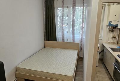 Garsonieră decomandată în Titan