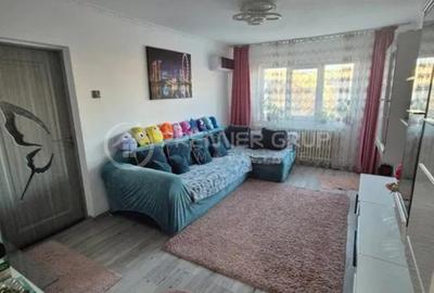 Apartament cu 3 camere în Podu Roș