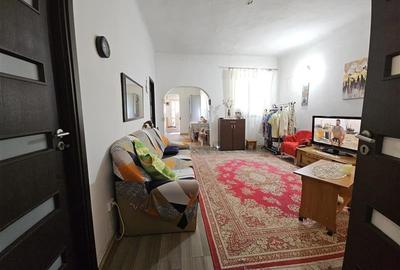 Casa spatioasa de vanzare in centrul satului Racaciuni  teren generos, livada, - 8