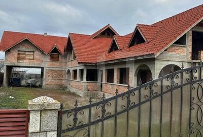 Casa de vanzare la rosu, 10 camere, 246,50 mp, zona Exterior Sud