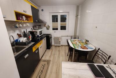 Apartament 4 camere, 2 bai. Blocul este din 1986 parter strada Soldat Croitoru V - 28