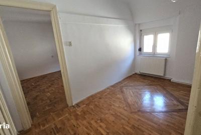 Casă cu 4 camere cu Teren 327 Mp în Capitale - 1