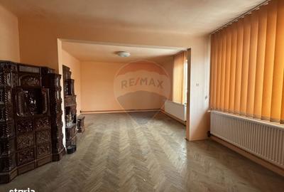 Casă cu 4 camere cu Teren 200 Mp în Central - 1