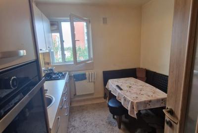 Apartament cu 3 camere semidecomandat, mobilat în Baba Novac