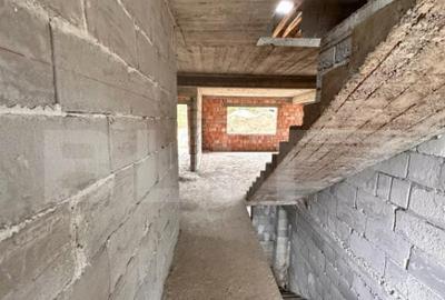 Casa de vanzare la ro?u,500 mp utili poten?ial Unic, loc - 3