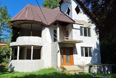 Casă cu 3 camere cu Teren 213 Mp în Central - 2