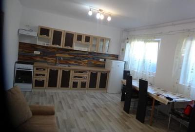 Apartament cu 2 camere semidecomandat, mobilat în Intim