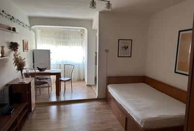 Garsonieră decomandată în Central