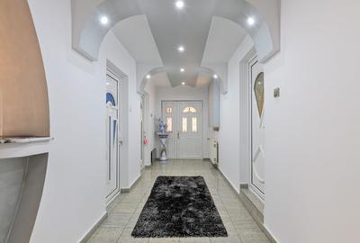 Casă individuală cu 6 camere cu Canalizare în 23 August - 15