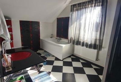 Casă cu 8 camere cu Teren 2300 Mp în Central - 15