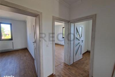 Casă cu 3 camere cu Teren 350 Mp în Borș - 1