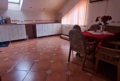 Casă cu 4 camere decomandat în Central