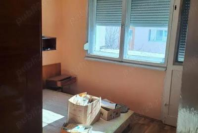 Apartament cu 3 camere semidecomandat în Micro 16 - 1