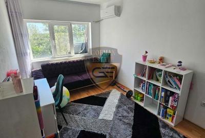 Apartament cu 3 camere semidecomandat în Km 4 - 3