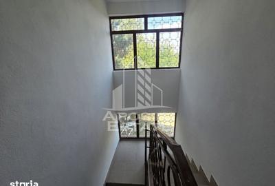 Casă cu 8 camere cu Teren 1140 Mp în Central - 1