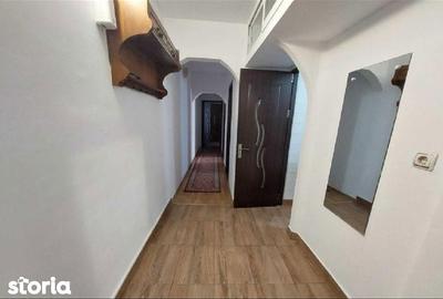 Apartament cu 3 camere semidecomandat, mobilat în Casa de Cultură