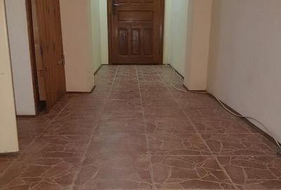 Apartament trei camere, nemobilat, etaj 2, CT, gresie, 9 Mai - 16