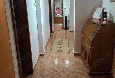 Apartament cu 3 camere decomandate de vanzare Zona Soarelui, etaj 2 4, 2 bai, balcon.Pre? 127.000