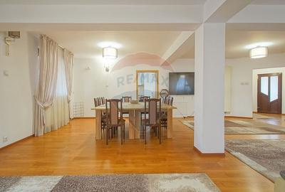 Casă cu 7 camere cu Teren 1167 Mp în Tractorul - 7