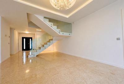 Duplex cu 9 camere cu Garaj în Central - 3