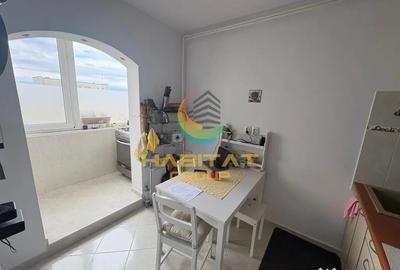 Apartament cu 3 camere decomandat în Tei