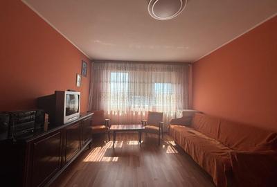 Apartament cu 3 camere semidecomandat în Colentina