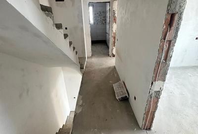Duplex cu 4 camere cu Canalizare în Central - 9