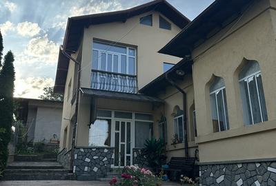 Casă cu 4 camere cu Teren 300 Mp în Central - 1