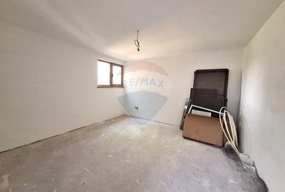 Casa / Vila la gri aproape gata sa devina " acasa" ! - 9