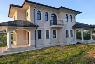 Casă cu 5 camere cu Teren 1040 Mp în Central