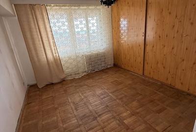 Apartament cu 4 camere decomandat în 22 Decembrie - 2
