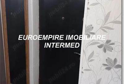 Garsoniera decomandata ,zona Far - 9