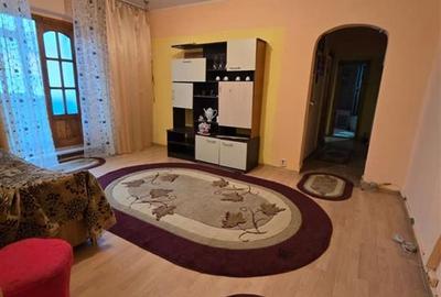 Apartament cu 3 camere semidecomandat în Mircea cel Bătrân