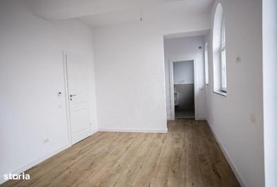 Casă cu 5 camere cu Teren 765 Mp în Păulești - 1