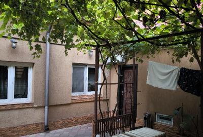 Casă cu 7 camere cu Teren 240 Mp în Bucureștii Noi