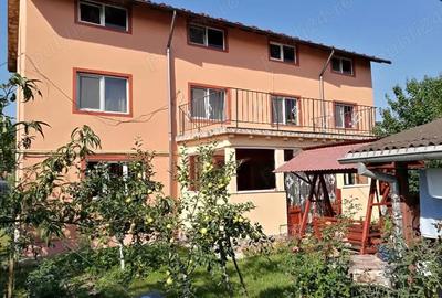 Casă cu Teren 700 Mp în Central - 2