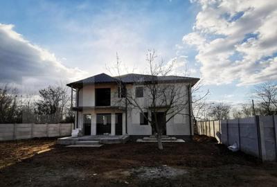 Casă cu 5 camere cu Teren 500 Mp în Central