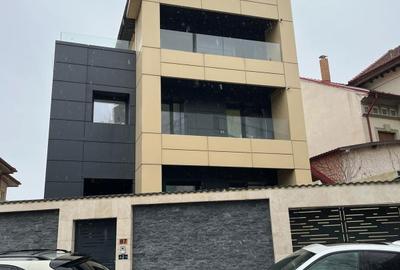 Spațiu comercial, de 60 mp, în Muncii - 4