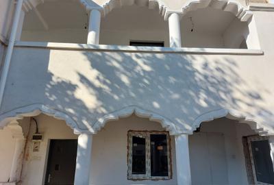 Afumați IF - casă/vilă mare cu teren, cu 8 dormitoare și 7 băi, amplasată pe DN2 - 6