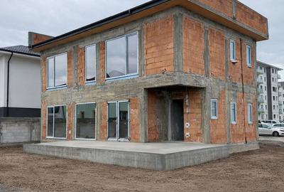 Casă cu 4 camere cu Canalizare în Central