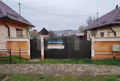 Proprietate cu 2 case in centrul localitatii Ogra - 1