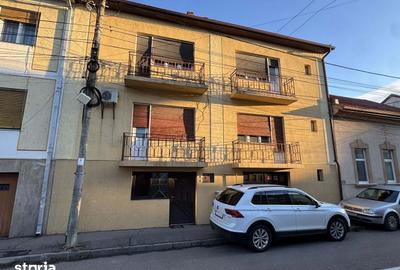 Casă cu 9 camere decomandat cu Teren 101 Mp în Central