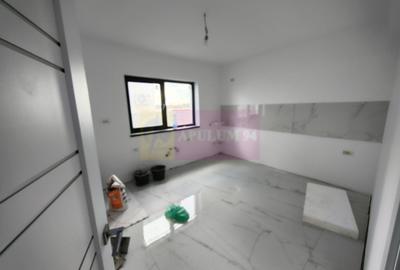 Casă individuală cu 4 camere cu Canalizare în Est - 56