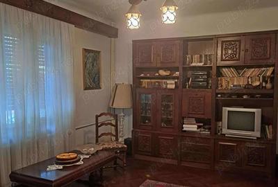 Casă cu 5 camere în 14 Mai - 2