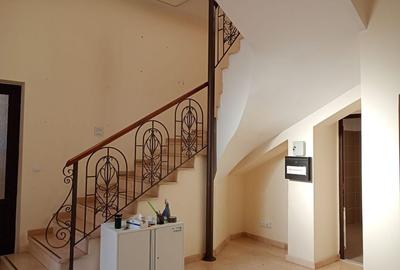 Casă cu 4 camere cu Canalizare în Central - 11