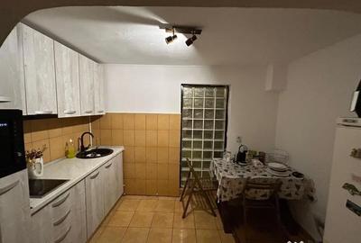 Casă cu 4 camere cu Canalizare în Km 4 - 5